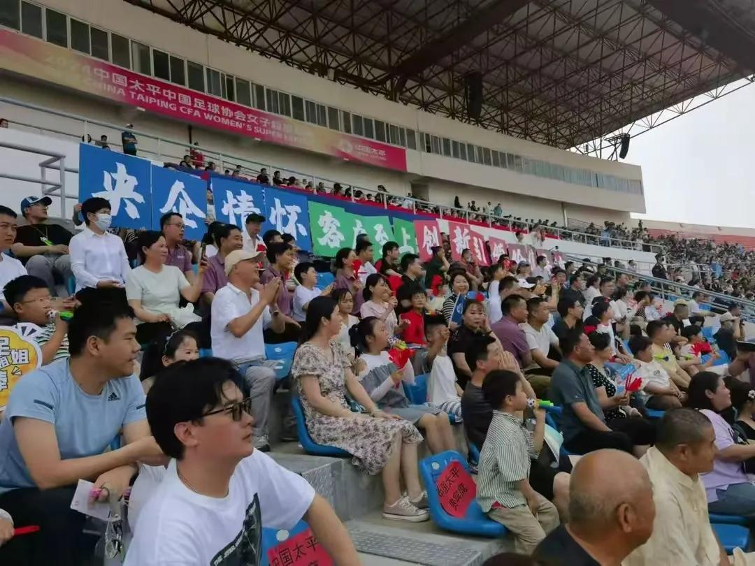 包含女足比赛全场火爆，现场座无虚席的词条