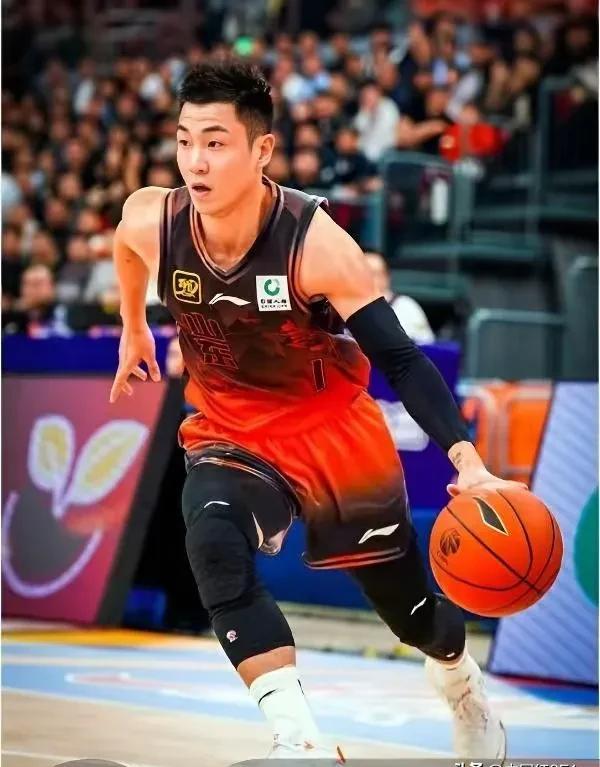江苏男篮主场逆转击败广东男篮，夺得胜利